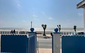 Villa front de mer avec jacuzzi et accès plage